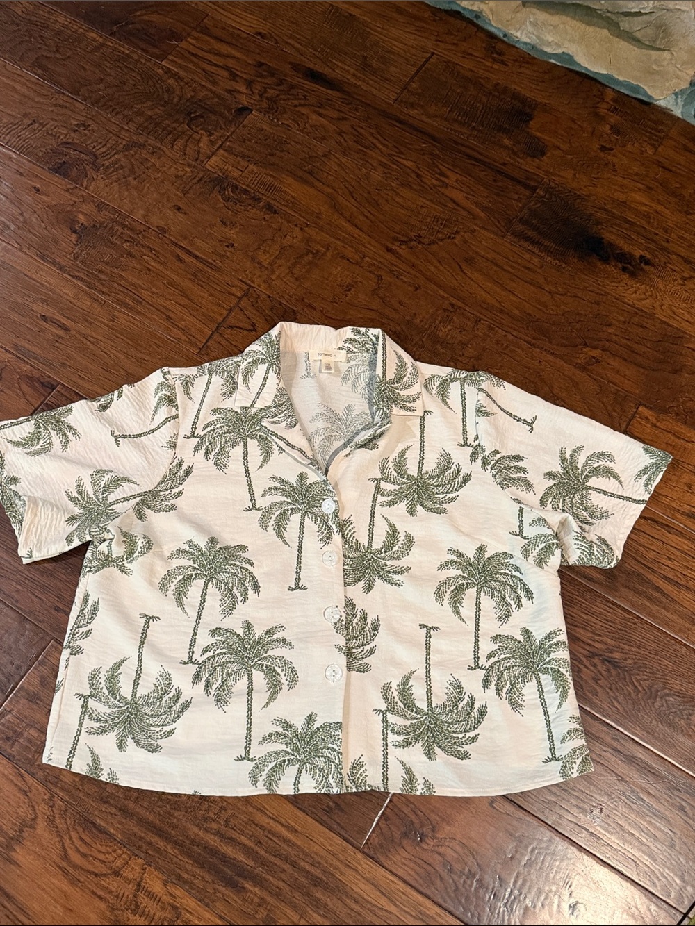 Cropped Button-Up Palm Tree Shirt in Cream & Green
